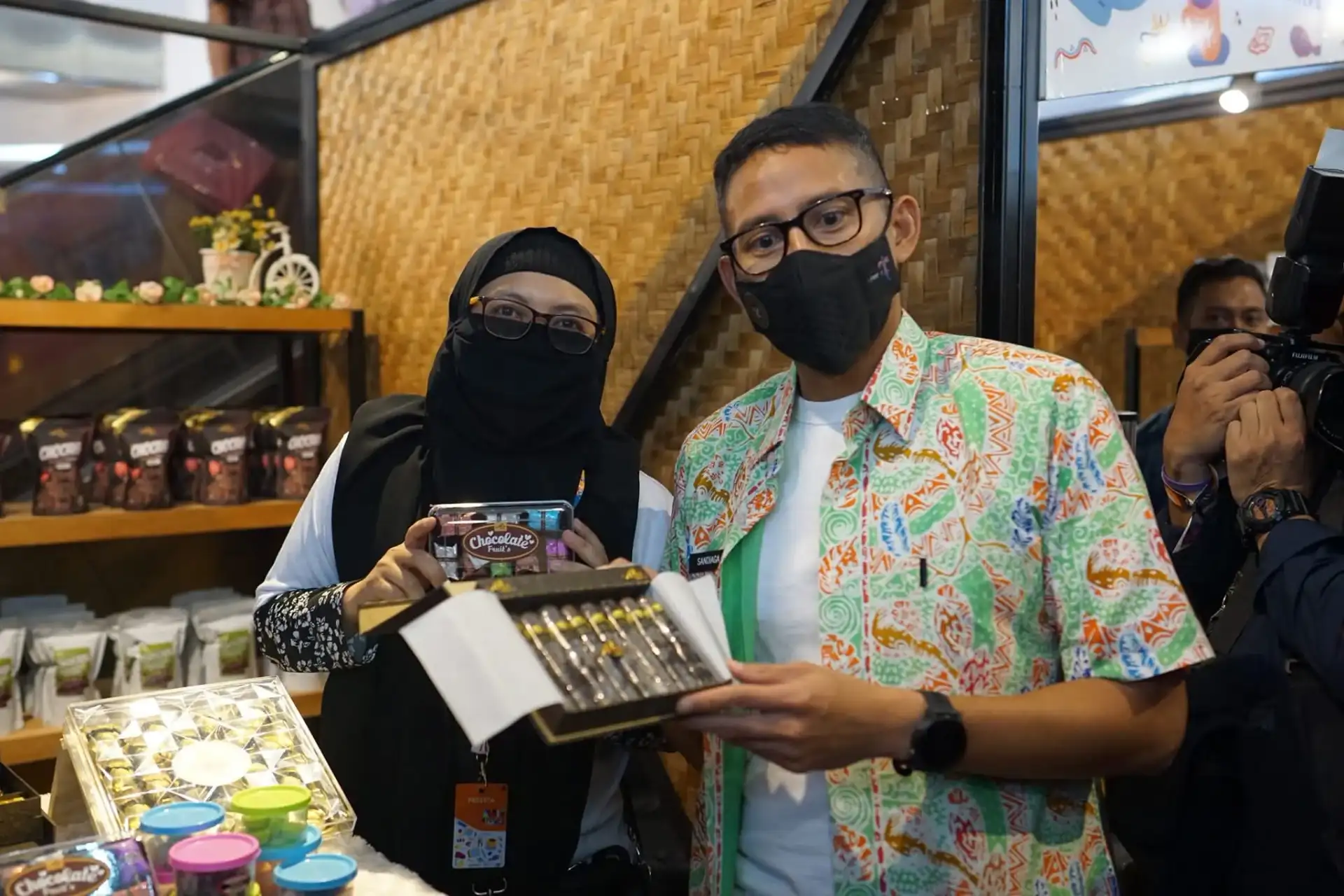 Tim Afa Cokelat dalam kegiatan produksi cokelat premium
